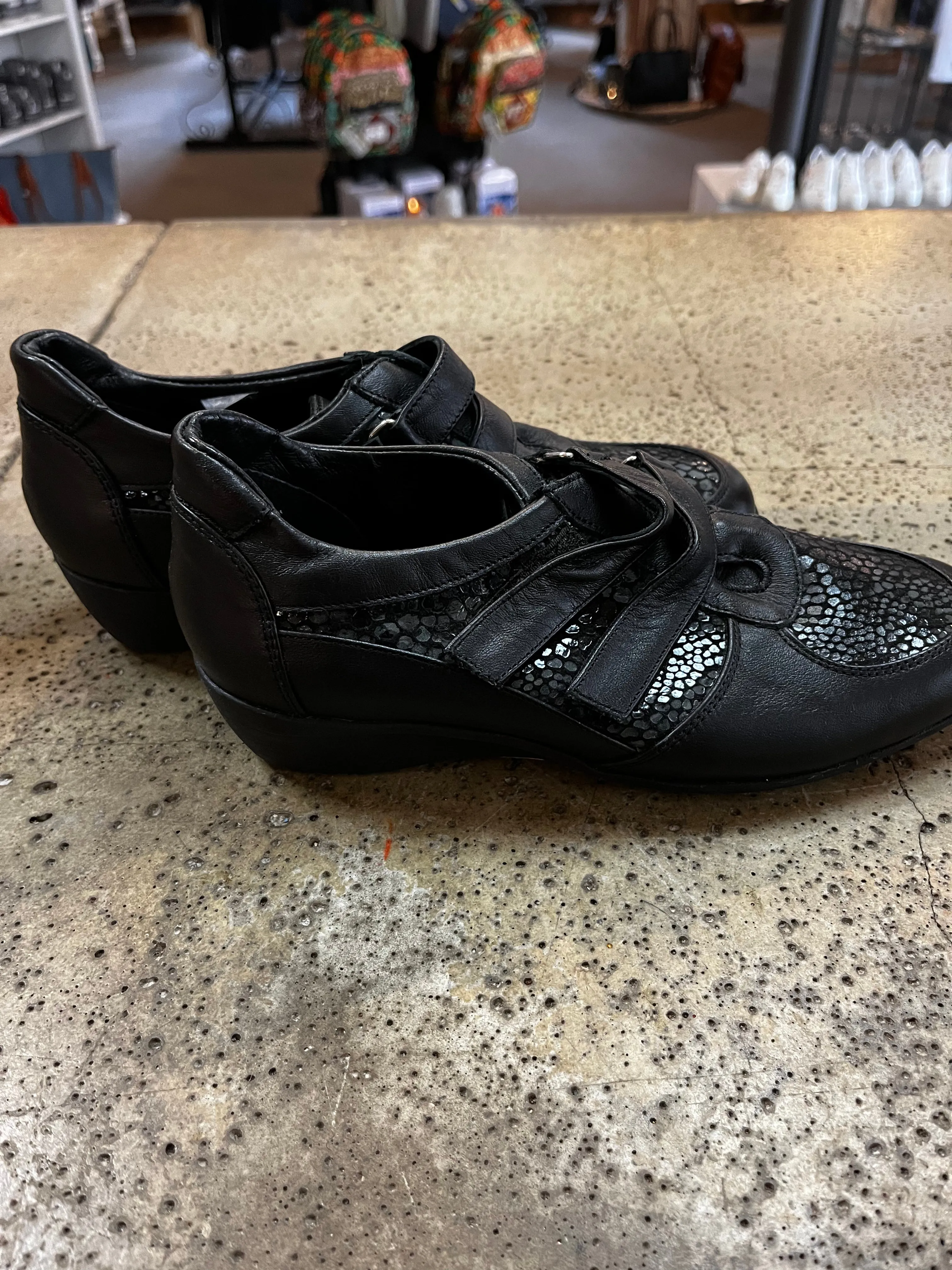 NWT Hans Leibniz Shoes (Size 6)