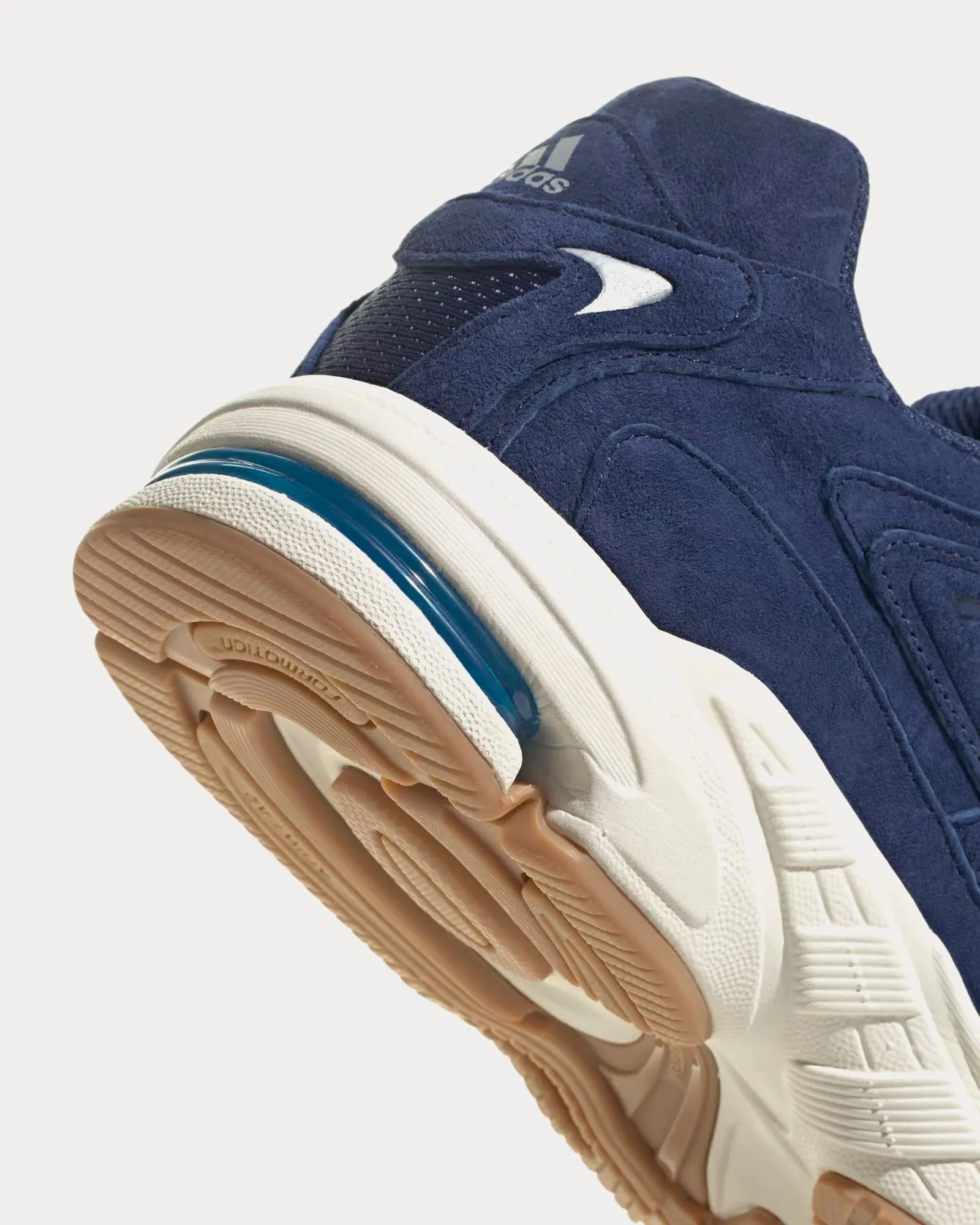 Response CL Dark Blue / Off White / Gum Low Top Sneakers